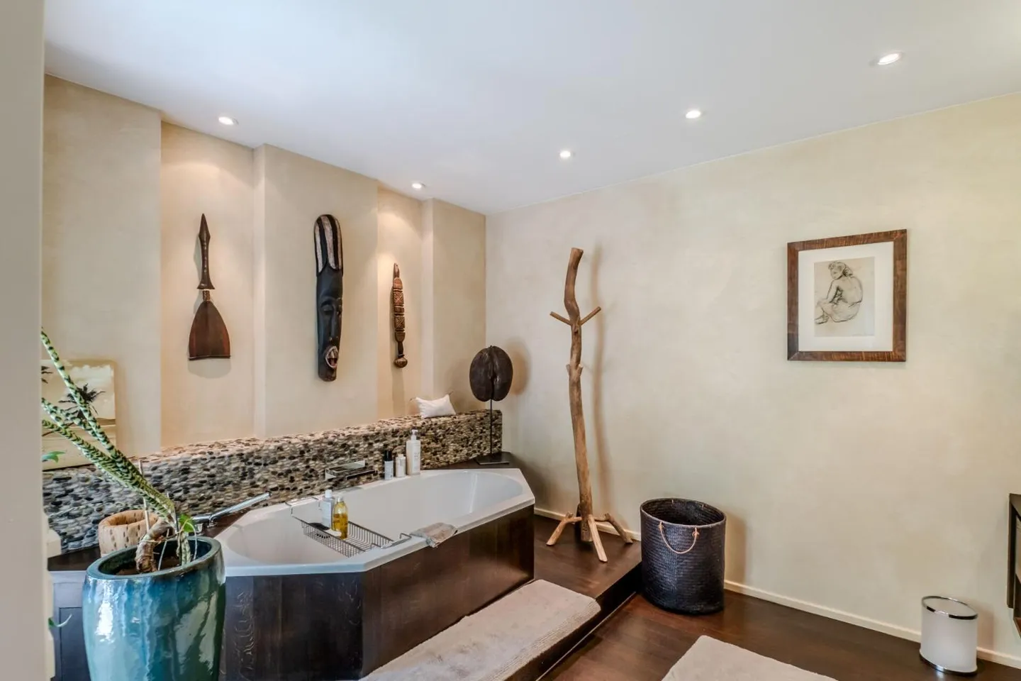 Luxury Apartment with Mountain View - Photo 9 of 13