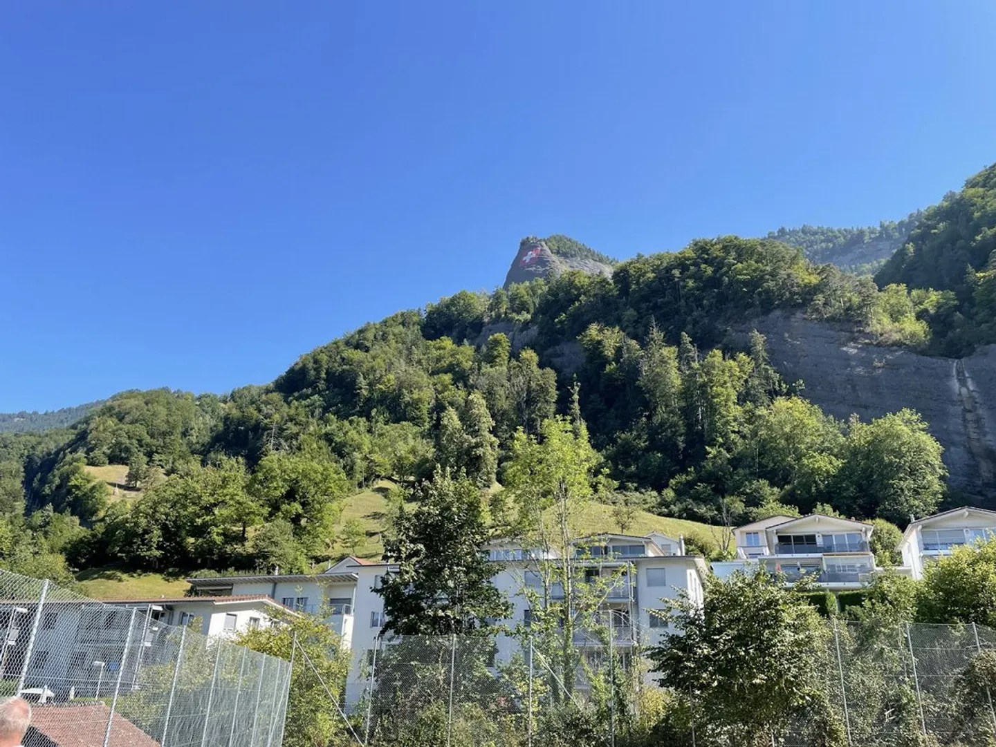 CASA RIVIERA A VITZNAU ELEGANTI APPARTAMENTI DI 4.5 STANZE AL 2° PIANO NEL VILLAGGIO - Foto 9 di 11