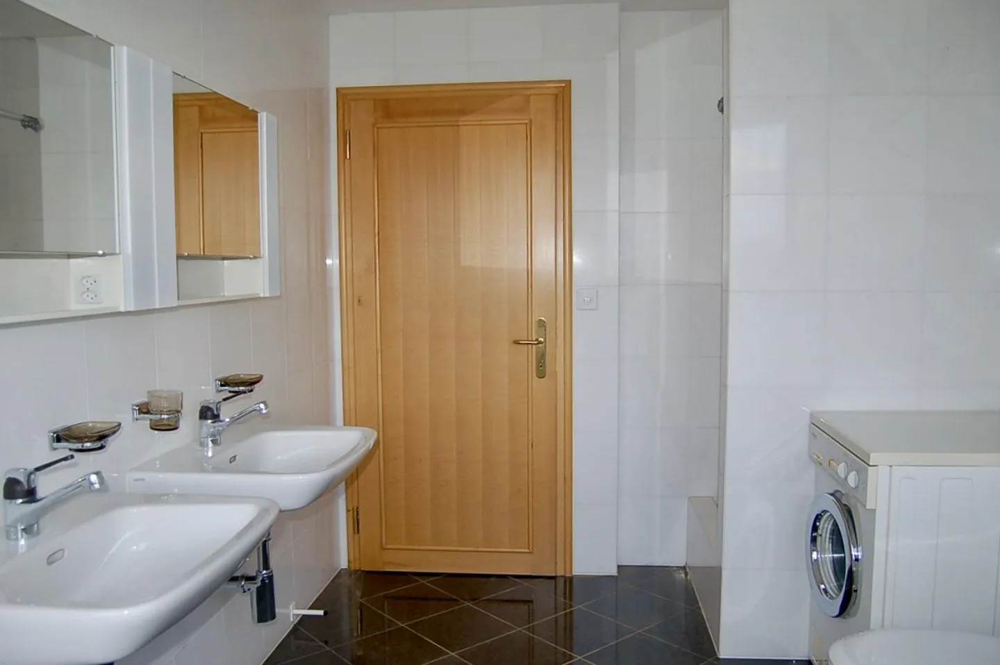 Spacious apartment with 2 balconies - Photo 10 of 16