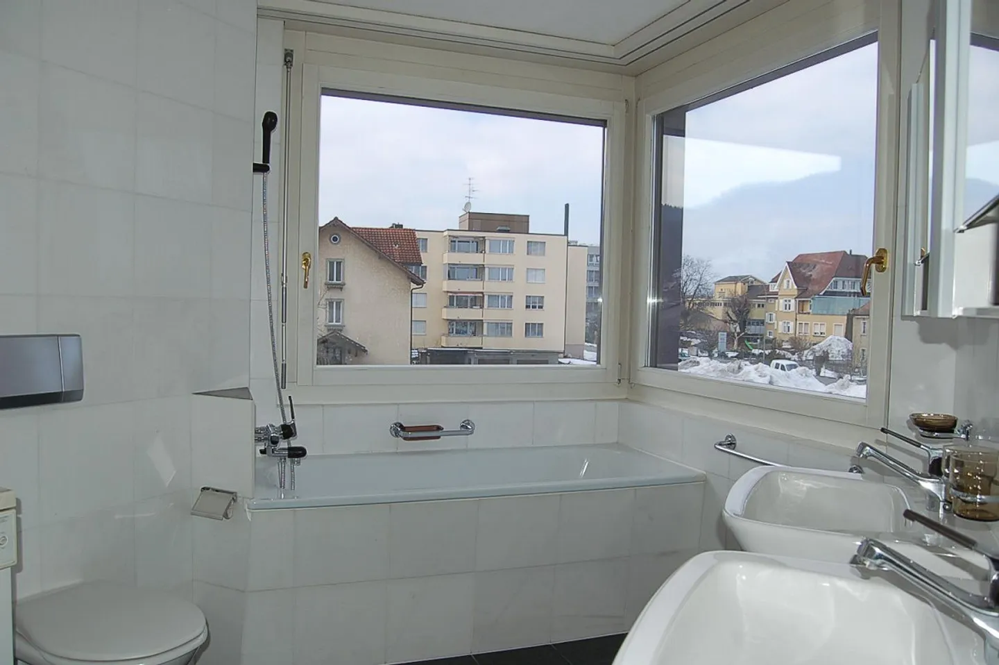 Spacious apartment with 2 balconies - Photo 11 of 16