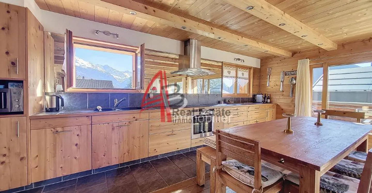 Chalet with Stunning Views - Photo 9 of 13
