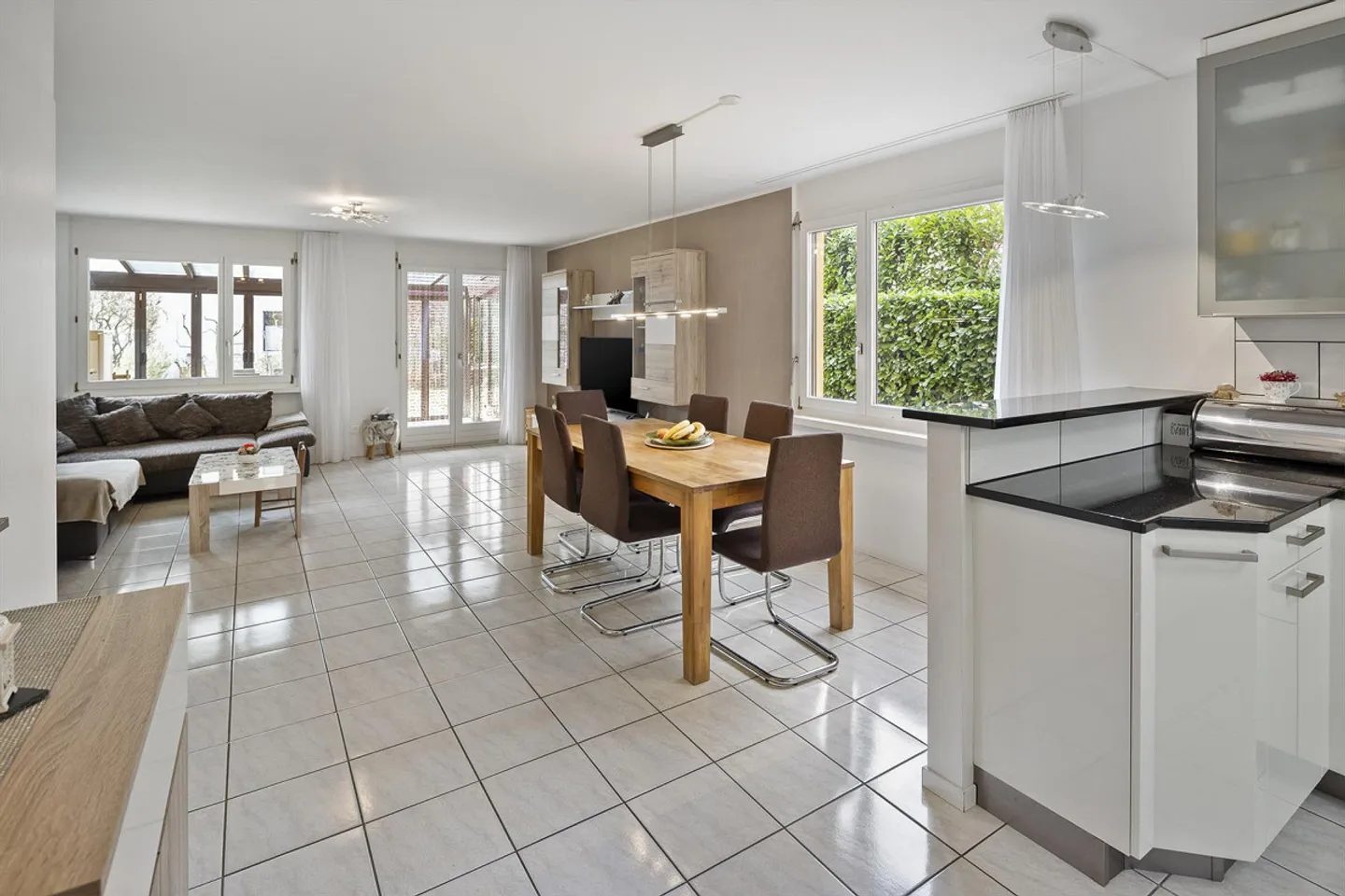 Family-friendly living experience with garden and winter garden - Photo 3 of 12