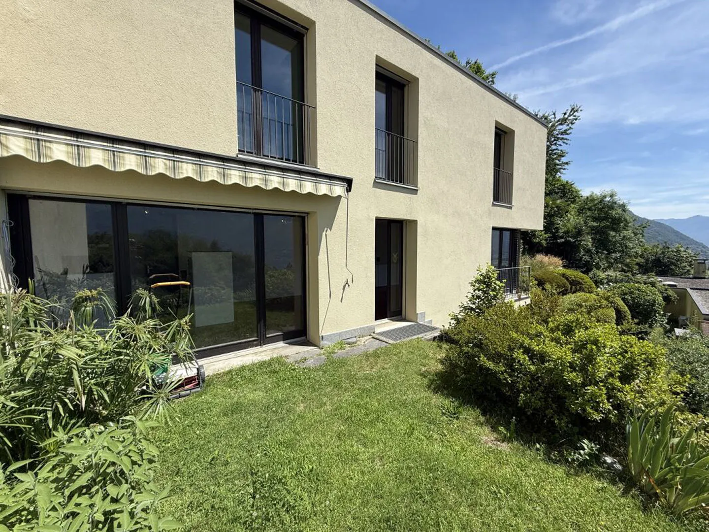 Casa unifamiliare di 4.5 locali con  1 posteggio coperto | 4,5-Zimmer-Einfamilienhaus mit  1 überdachter Parkplatz - Foto 2 di 13