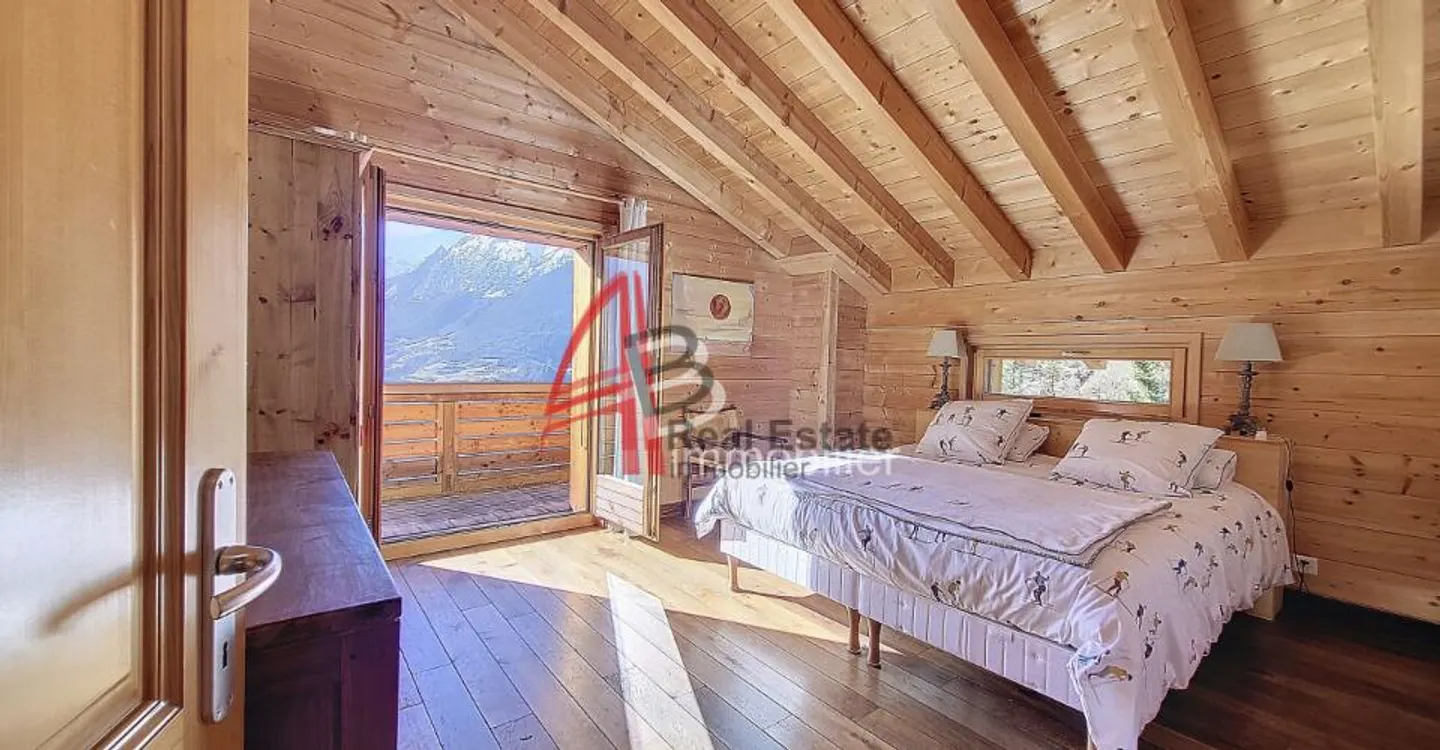 Chalet with Stunning Views - Photo 5 of 13