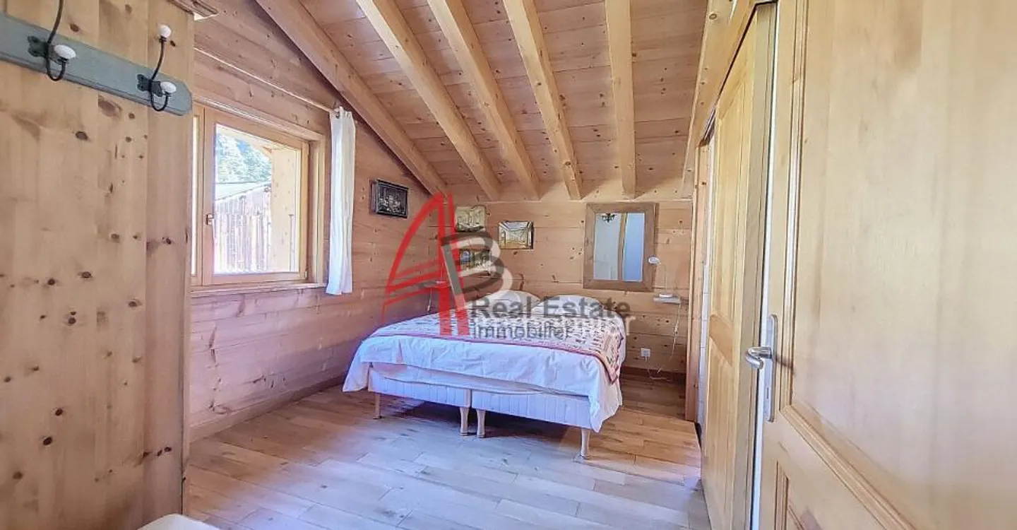 Chalet with Stunning Views - Photo 8 of 13