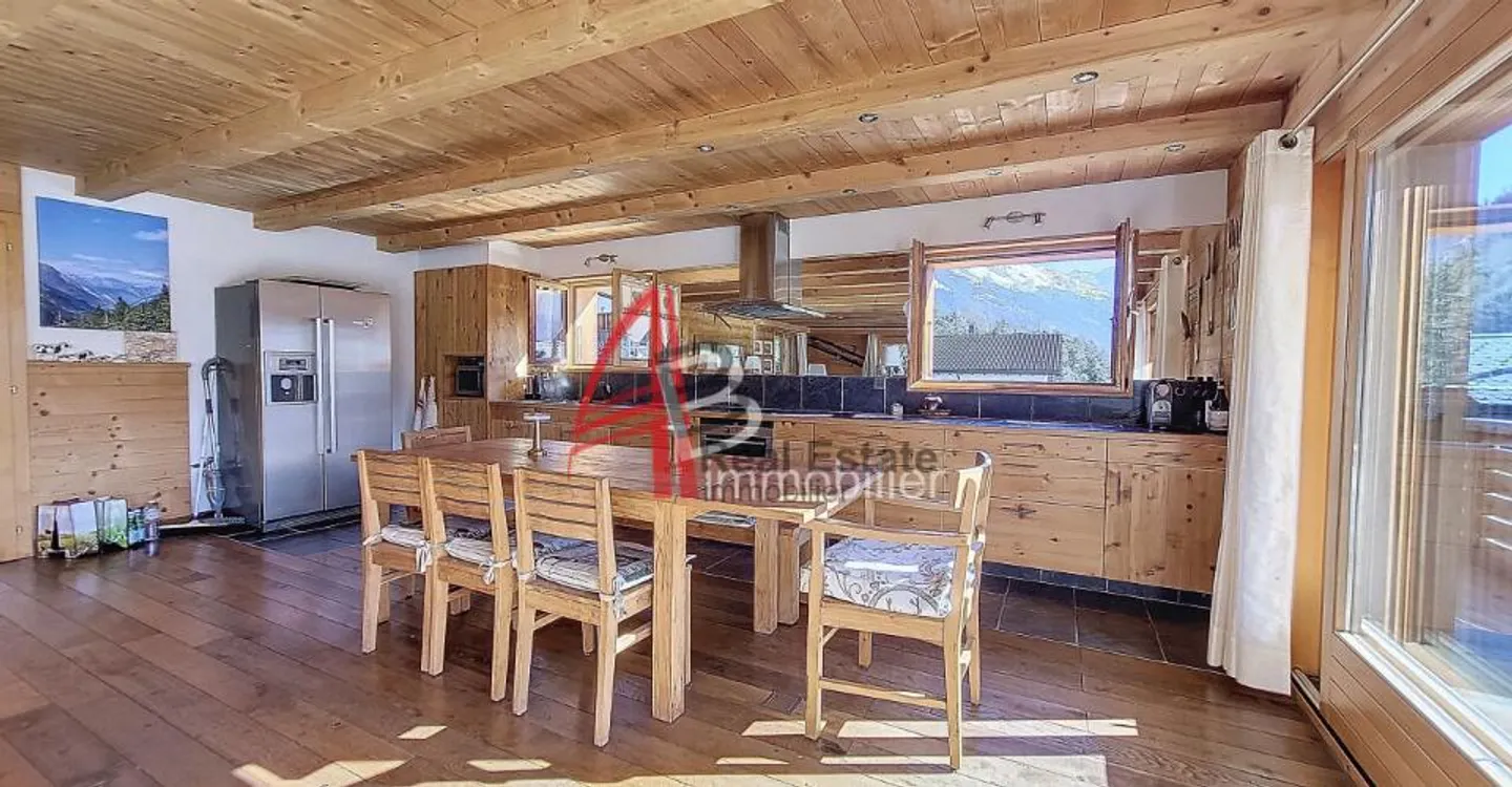 Chalet with Stunning Views - Photo 12 of 13