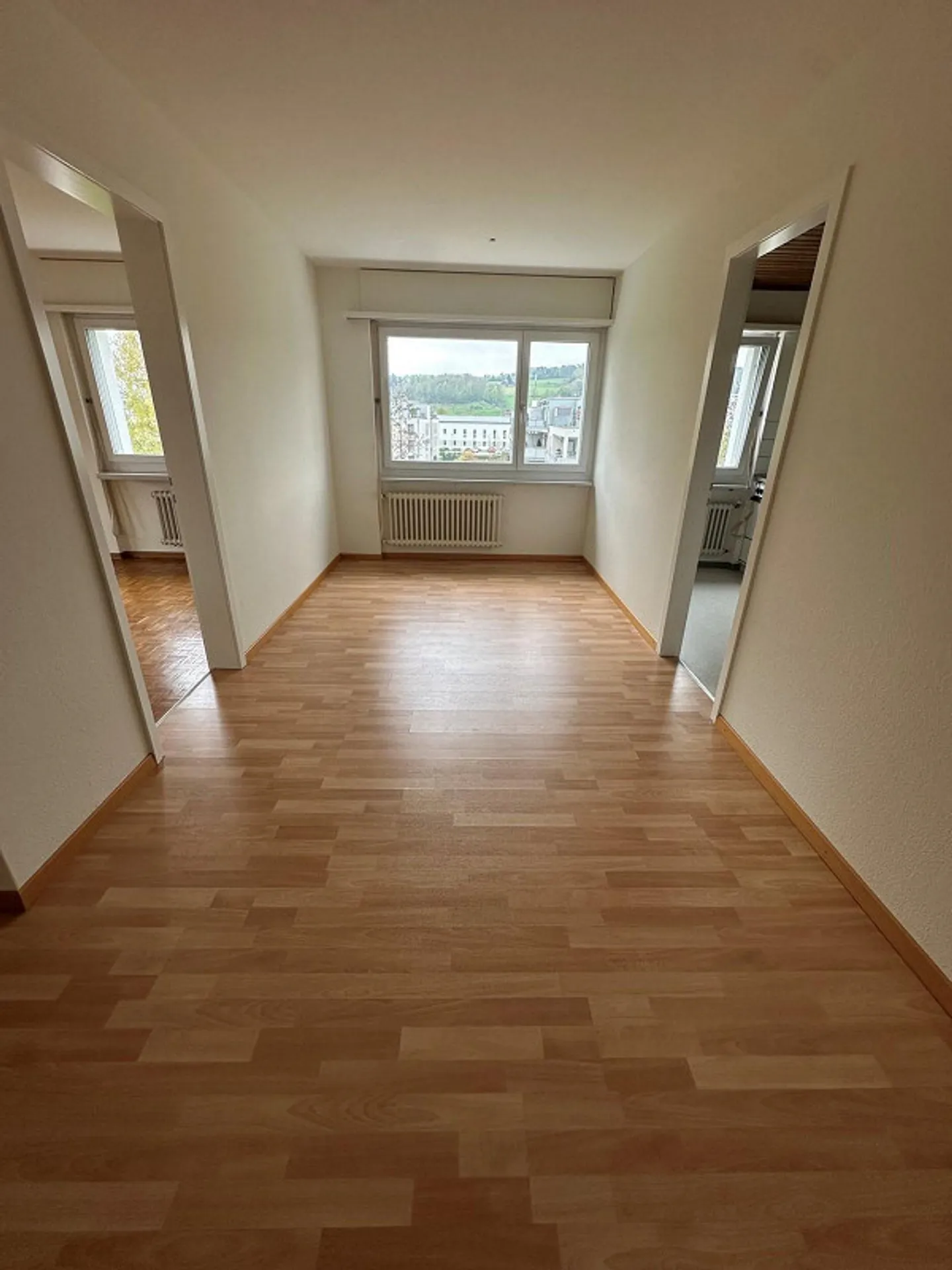 Appartamento affascinante di 3,5 stanze al 2° piano vicino alla stazione di Bonstetten - Foto 2 di 10