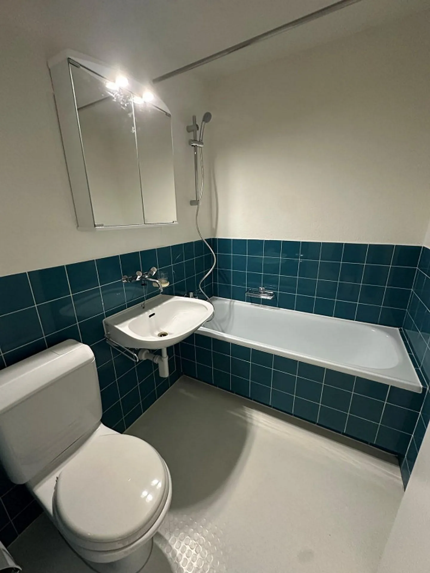 Appartamento affascinante di 3,5 stanze al 2° piano vicino alla stazione di Bonstetten - Foto 8 di 10