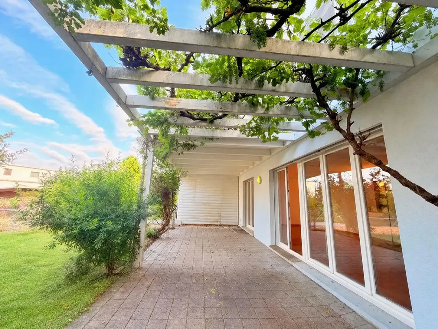 Extraordinarily spacious 7.5-room house with south garden and versatile 2nd floor - Photo 5 of 13