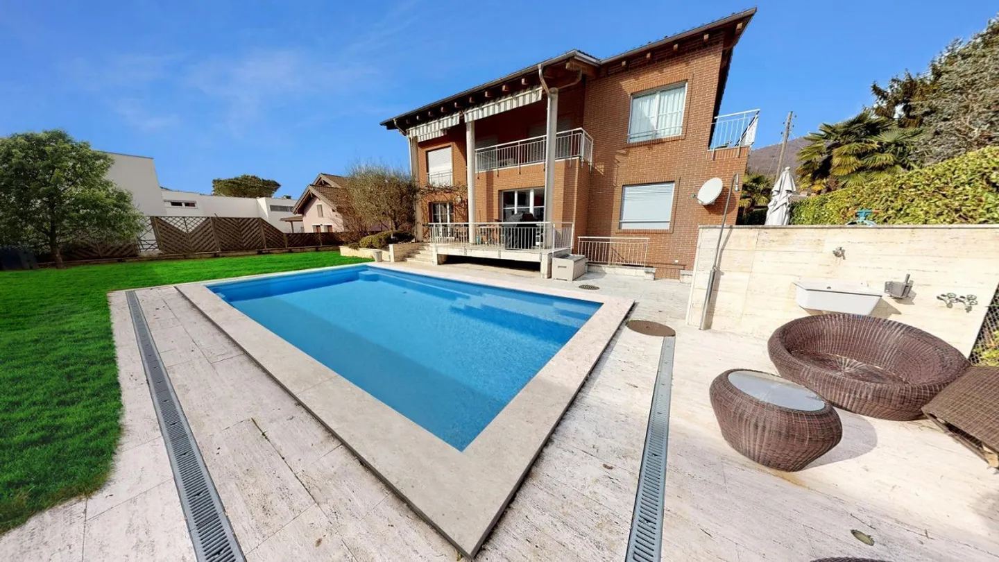 MODERNA VILLA SINGOLA CON GIARDINO E PISCINA - Foto 1 di 6