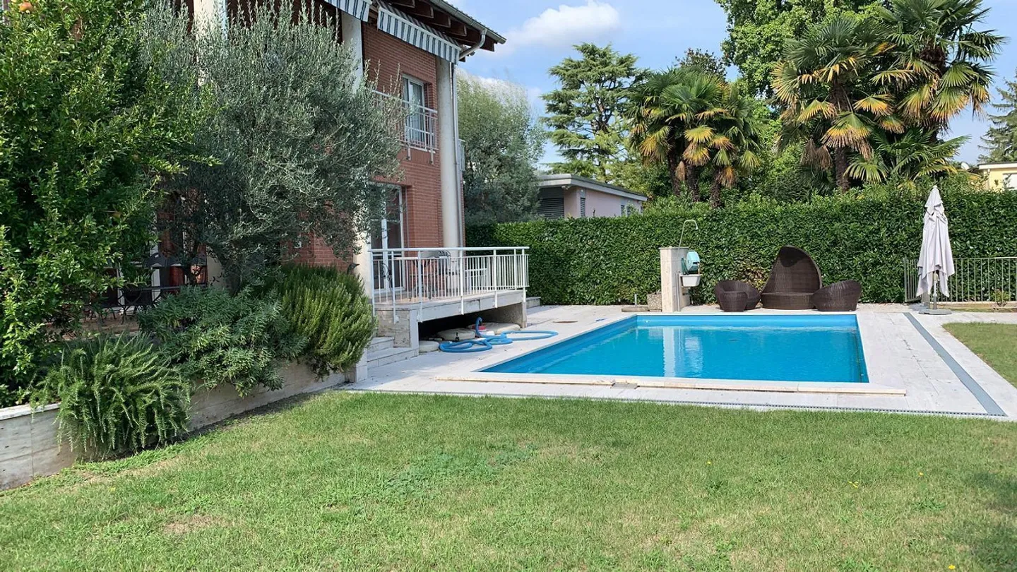 MODERNA VILLA SINGOLA CON GIARDINO E PISCINA - Foto 2 di 6