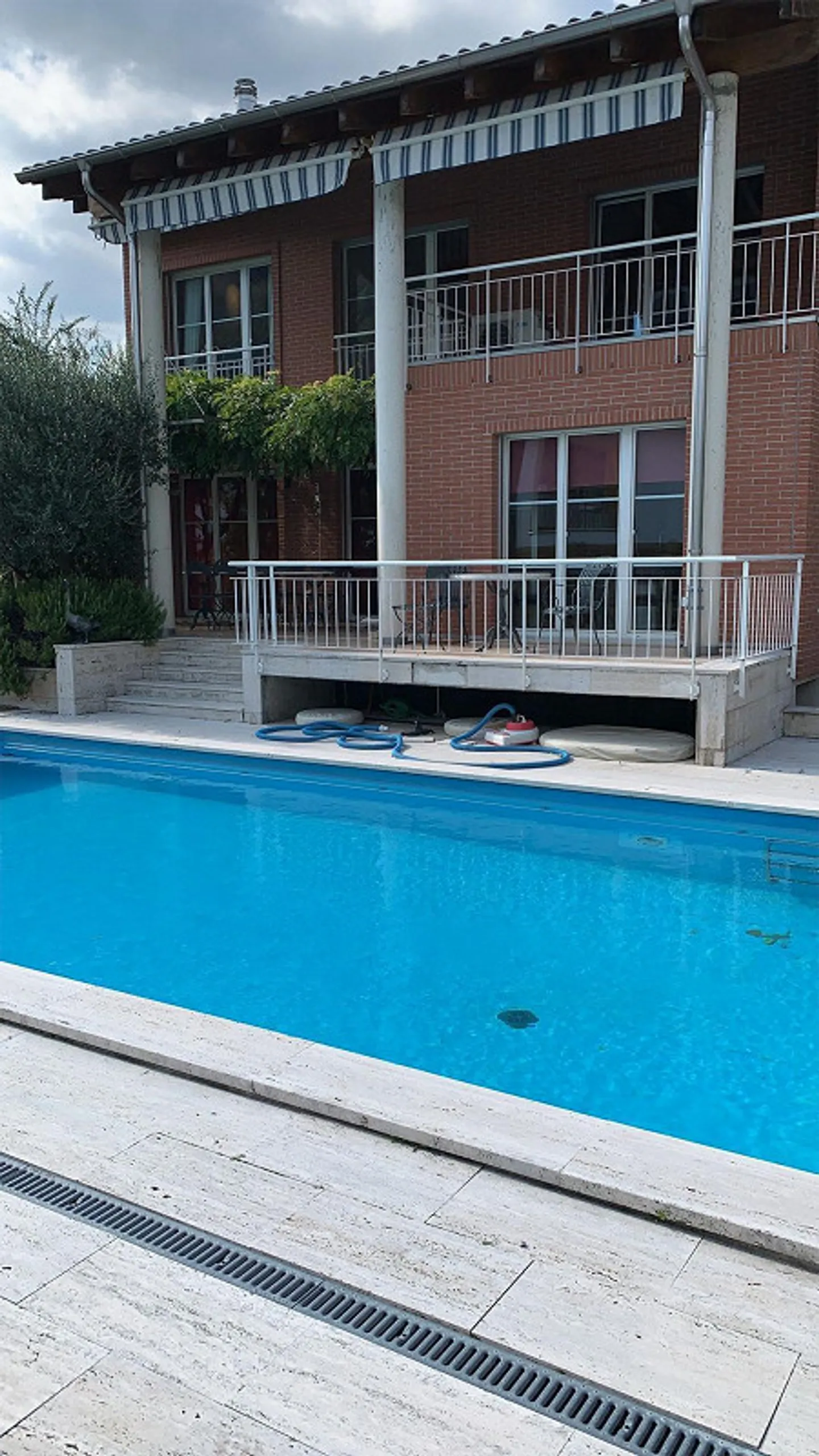 MODERNA VILLA SINGOLA CON GIARDINO E PISCINA - Foto 5 di 6