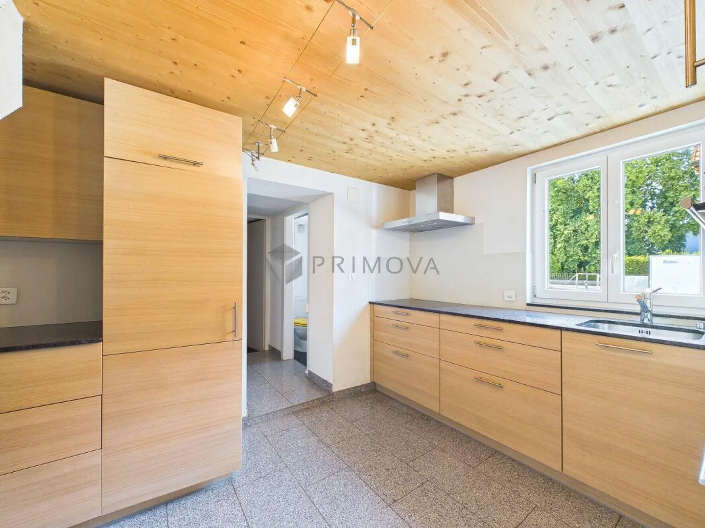Il fascino incontra il potenziale: la tua spaziosa felicità familiare con opzione di riqualificazione - Foto 2 di 15