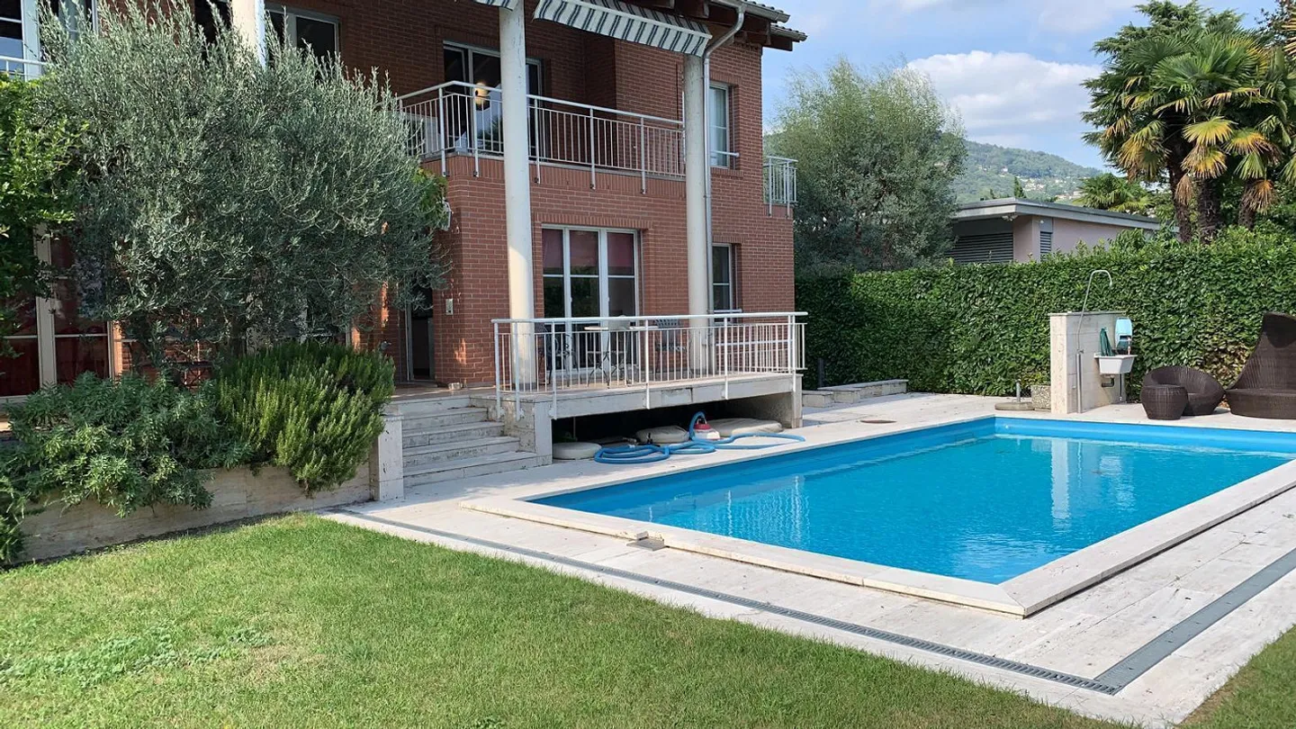 MODERNA VILLA SINGOLA CON GIARDINO E PISCINA - Foto 3 di 6
