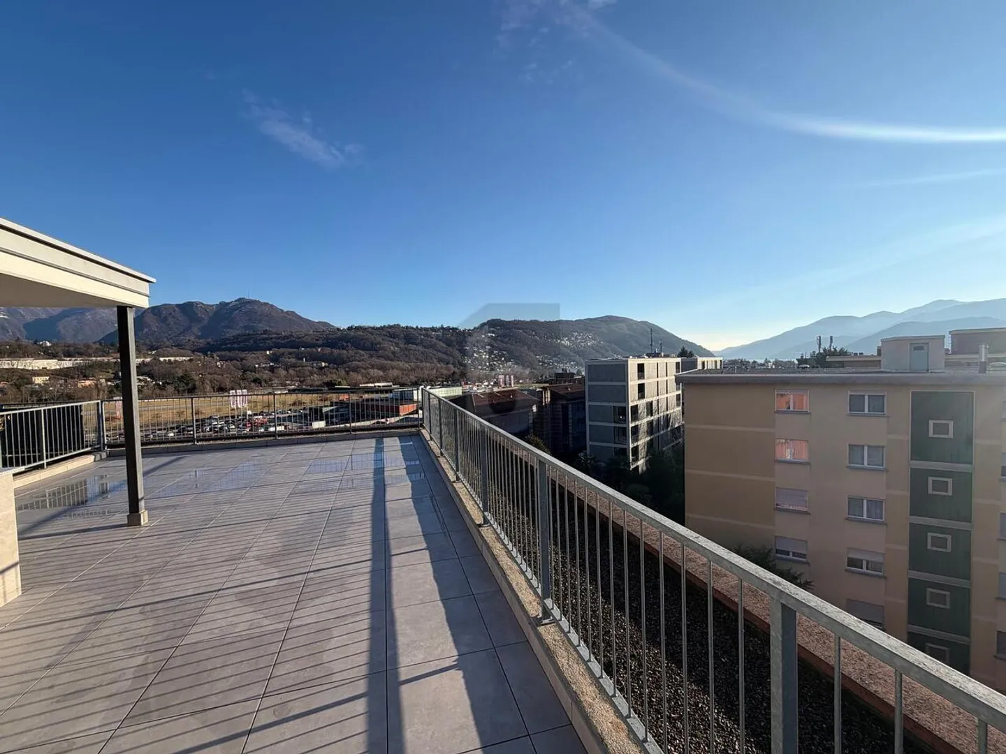 GROßE TERRASSE MIT SEEBLICK - Foto 1 von 6