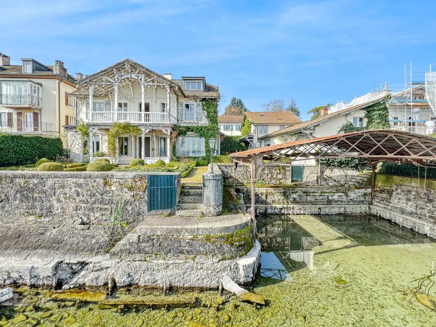 Charmante Villa am See mit privatem Hafen - Foto 1 von 13