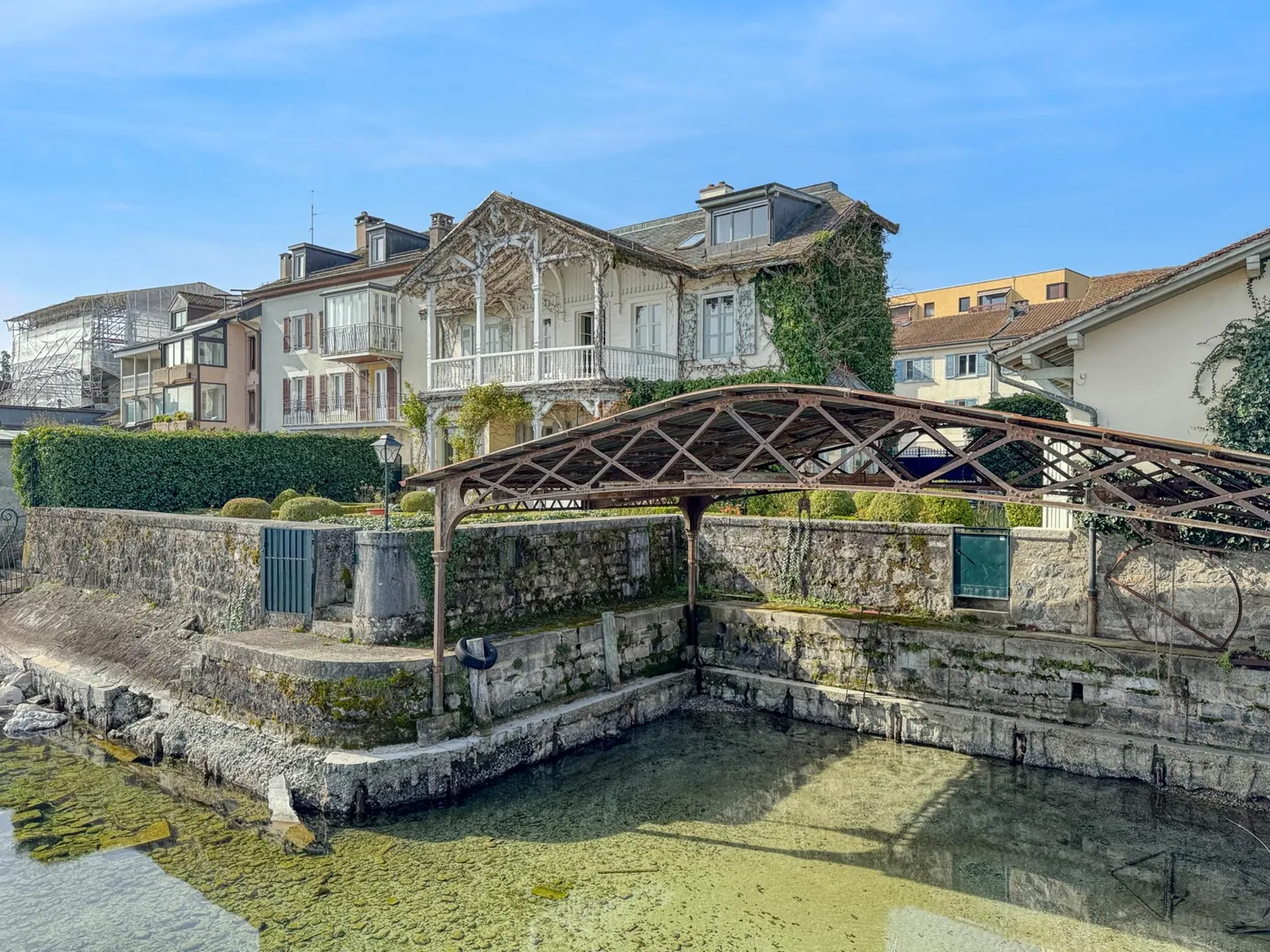 Charmante Villa am See mit privatem Hafen - Foto 2 von 13