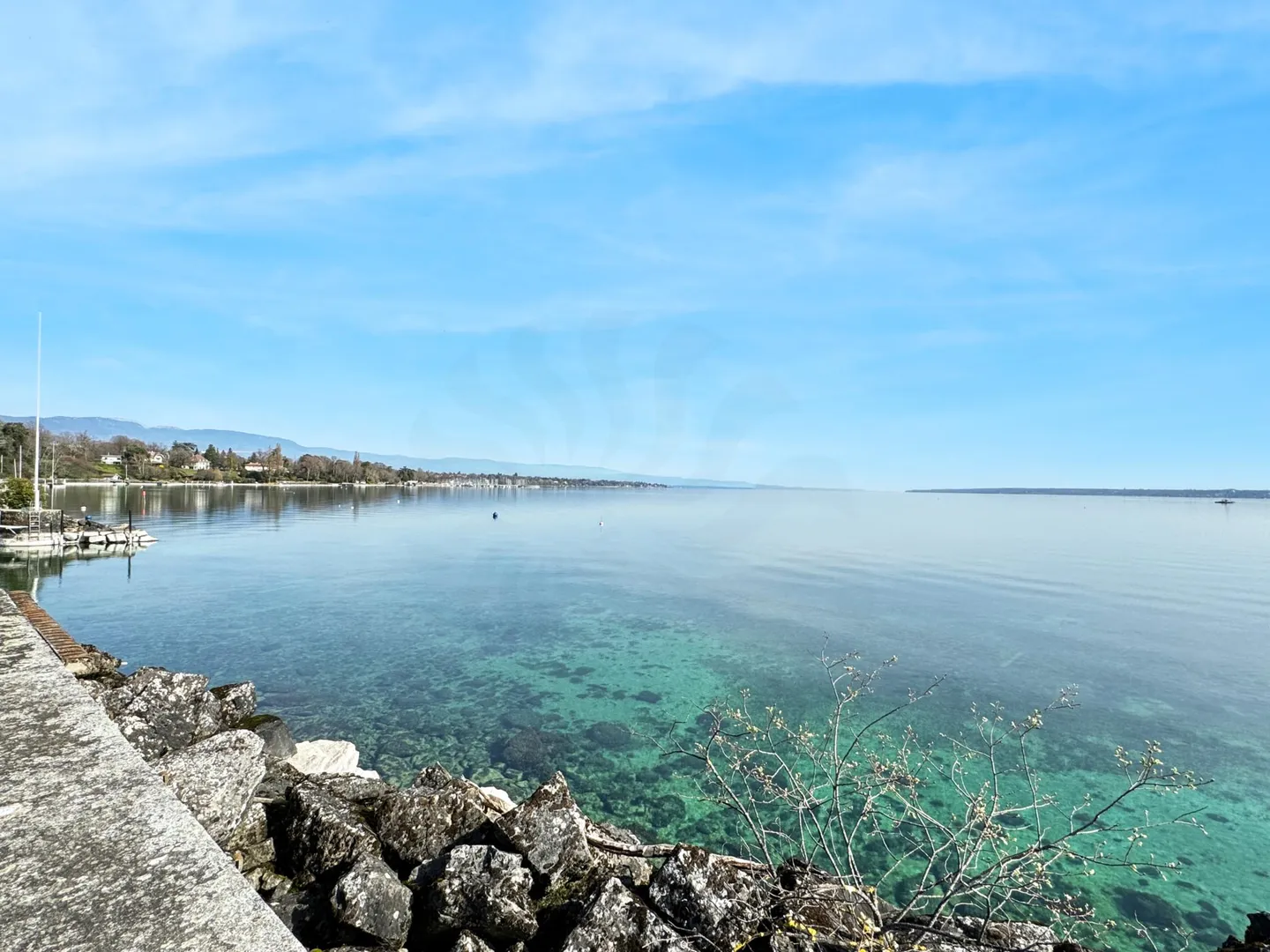 Charmante Villa am See mit privatem Hafen - Foto 4 von 13