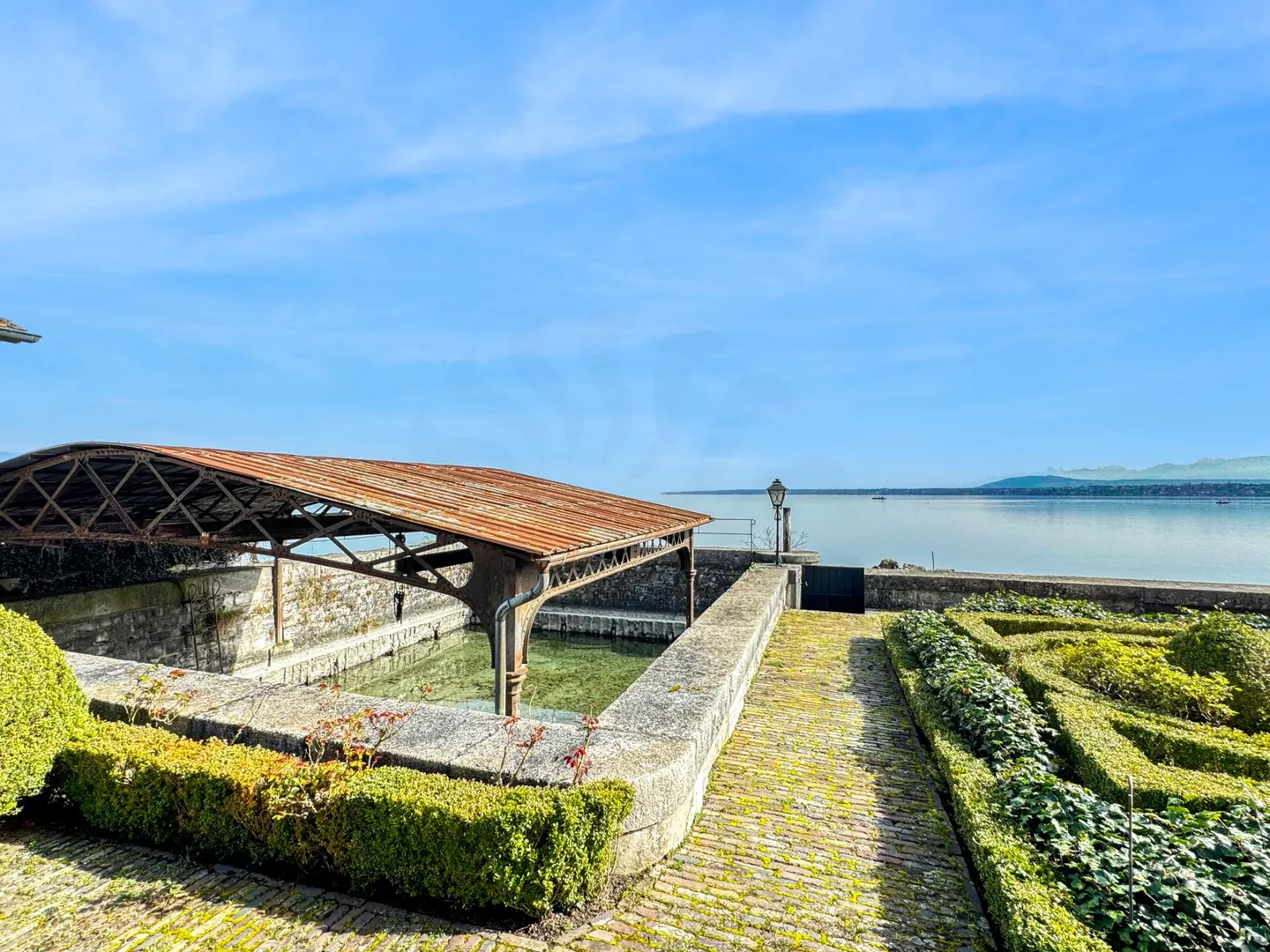 Charmante Villa am See mit privatem Hafen - Foto 5 von 13