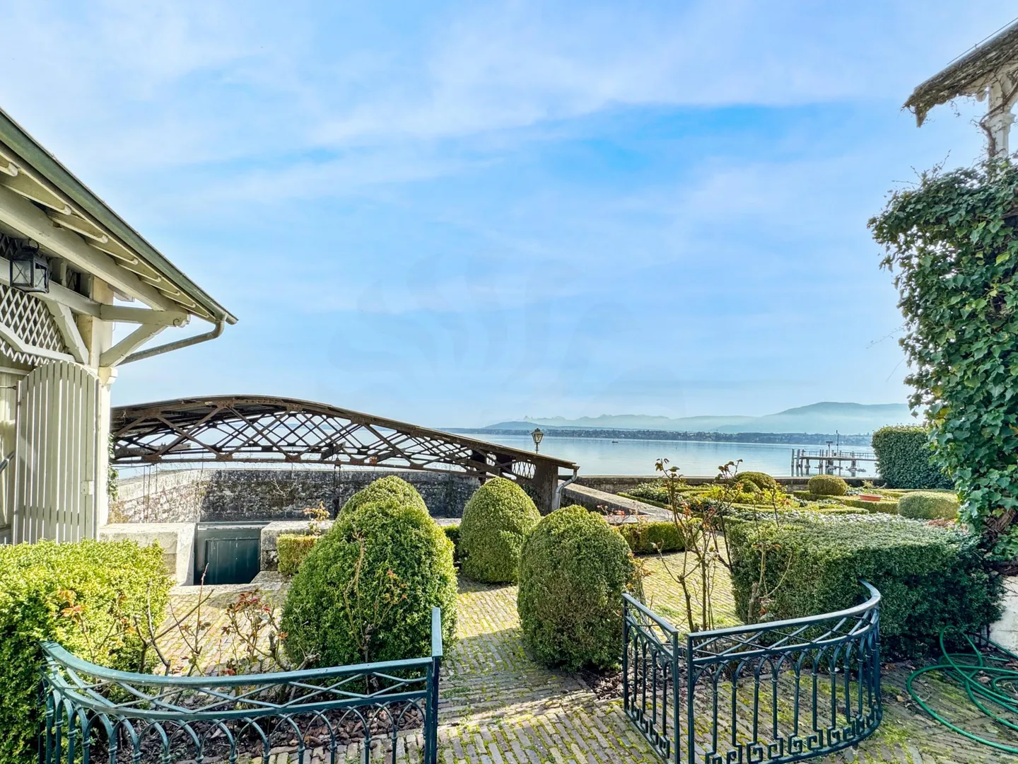 Charmante Villa am See mit privatem Hafen - Foto 6 von 13