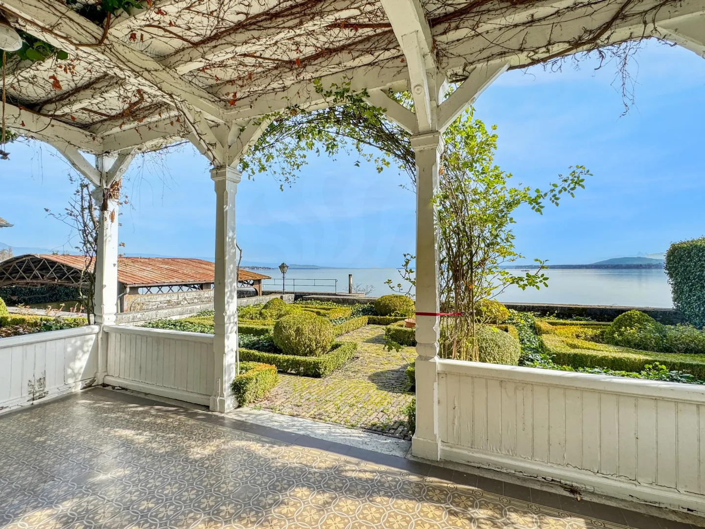 Charmante Villa am See mit privatem Hafen - Foto 11 von 13