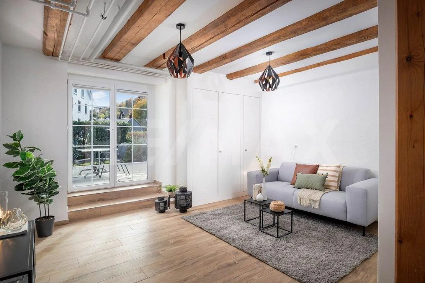 Maison de coin de 5 pièces fraîchement rénovée avec vue sur le lac ! - Photo 3 sur 13