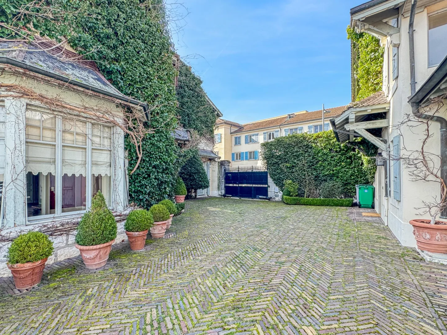 Charmante Villa am See mit privatem Hafen - Foto 7 von 13