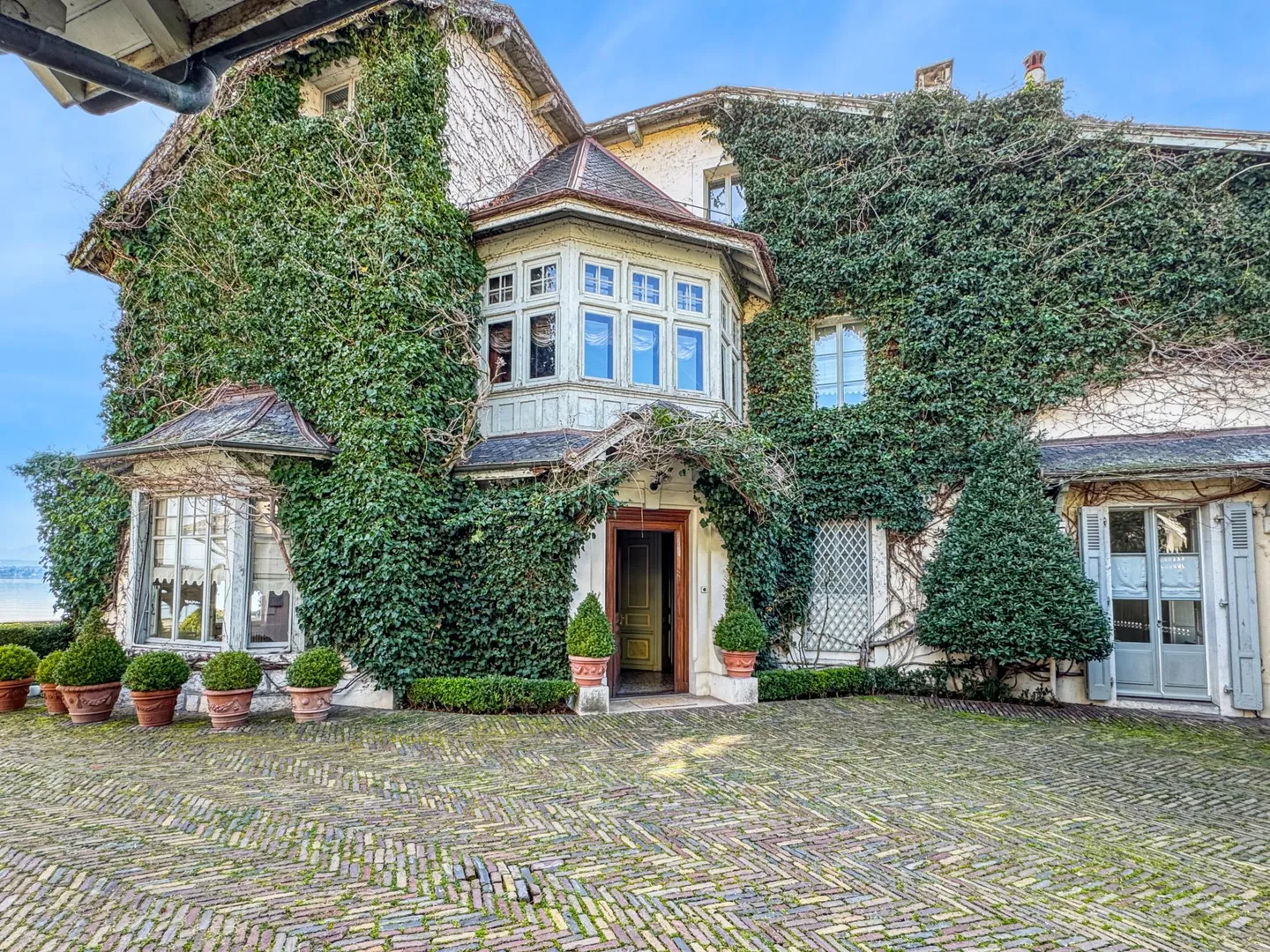 Charmante Villa am See mit privatem Hafen - Foto 8 von 13