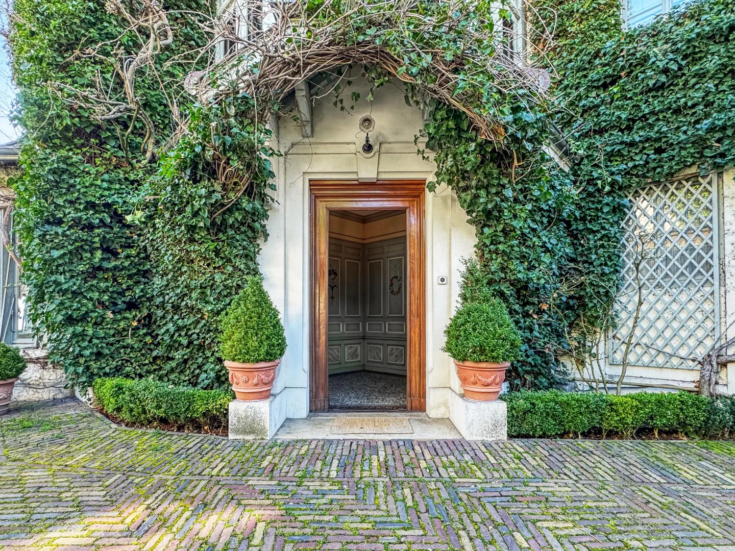 Charmante Villa am See mit privatem Hafen - Foto 9 von 13