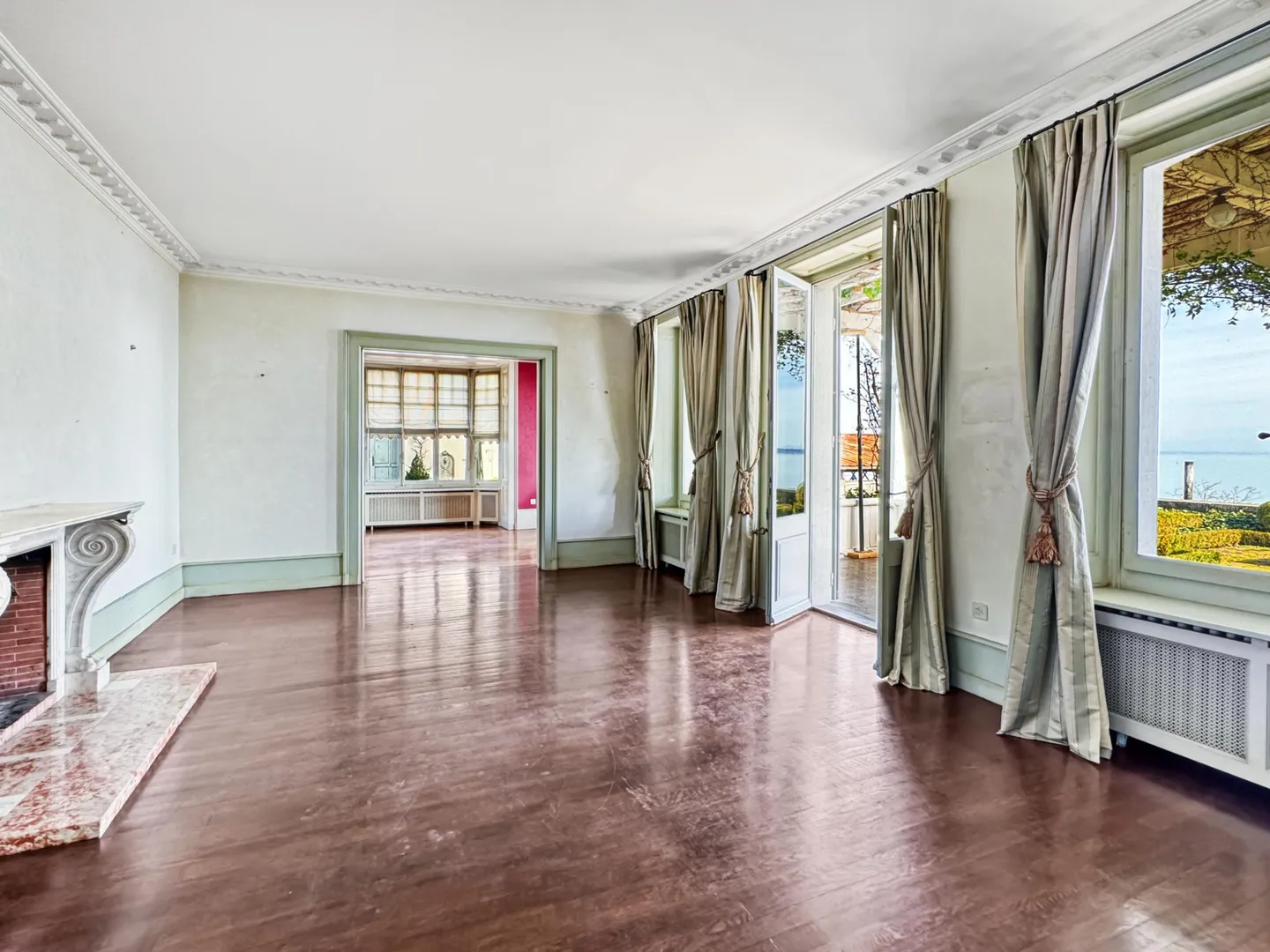 Charmante Villa am See mit privatem Hafen - Foto 10 von 13