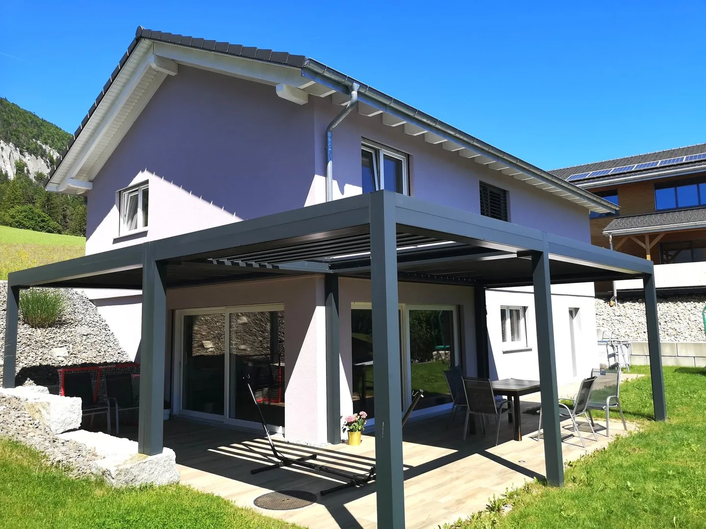 Belle villa moderne de 2017 avec pergola, jardin, garage, en bordure d'une zone verte - Photo 2 sur 35