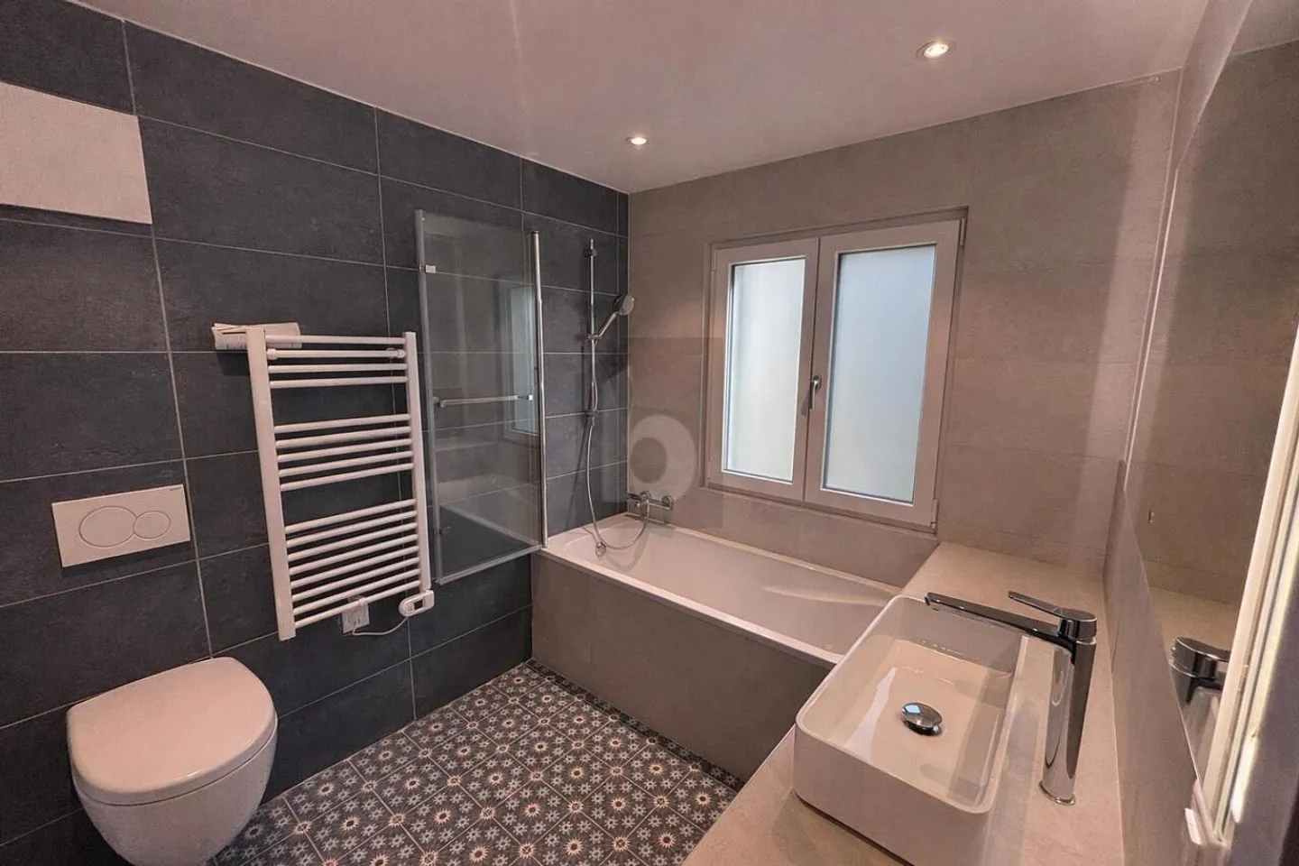 RENOVATED, STUDIO & UNIQUE VIEW - Photo 4 of 6