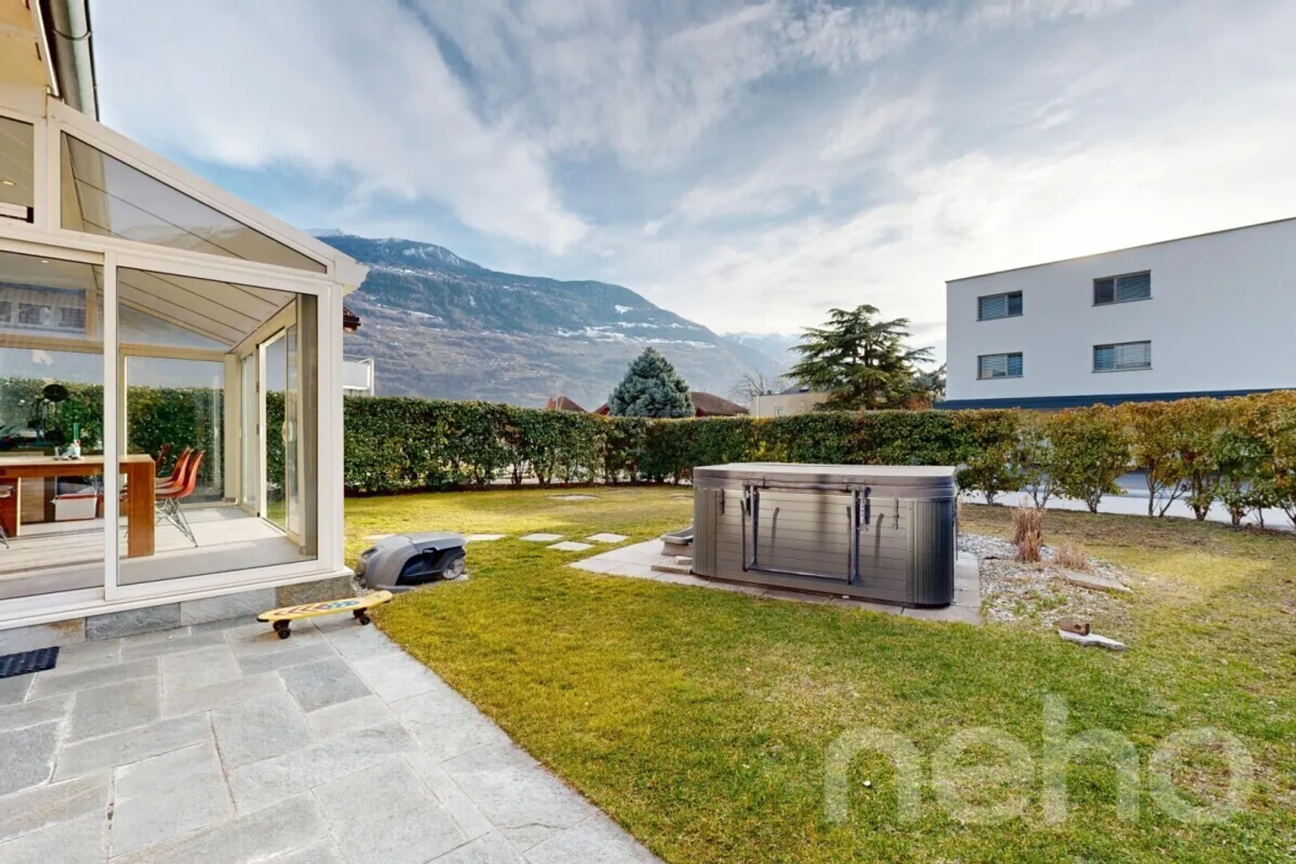 Maison familiale avec jardin et jacuzzi - Photo 5 sur 12
