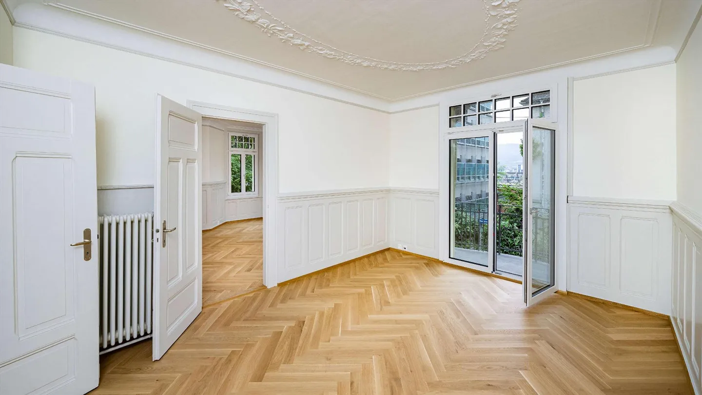 High-Quality Old Building Apartment in District 6 - Photo 2 of 6