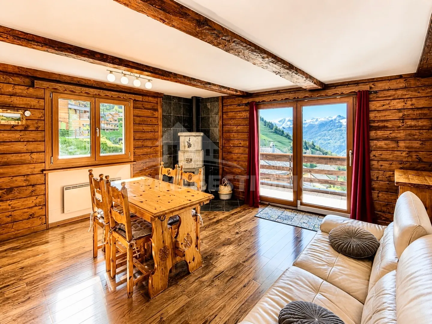 APPARTEMENT 4,5 ZIMMER MIT PANORAMABLICK ÜBER DAS TAL - Photo 1 sur 10