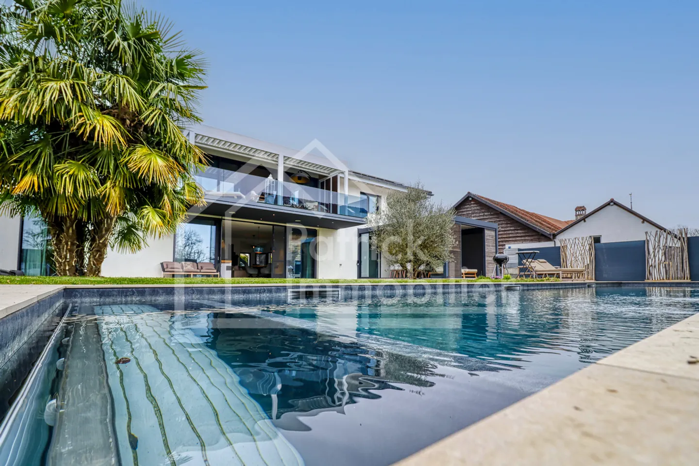 Exceptional contemporary villa with pool and spa just steps from the lake - Photo 1 of 20