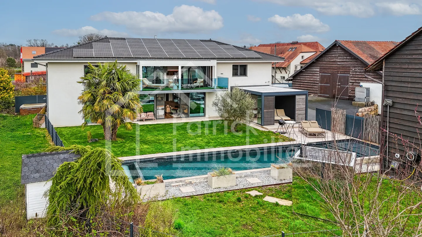 Exceptional contemporary villa with pool and spa just steps from the lake - Photo 2 of 20