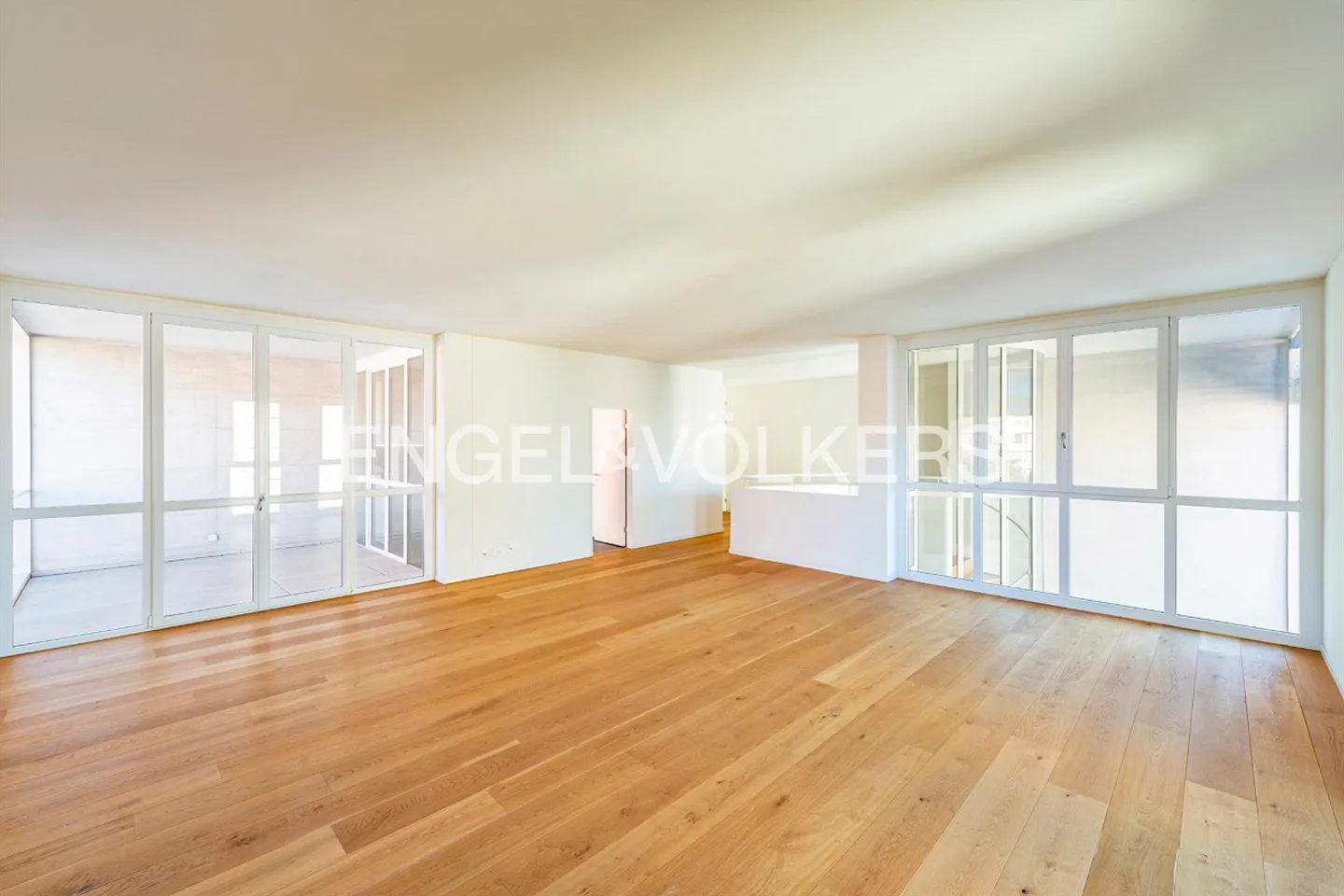 Duplex rénové, situé au centre avec des pièces lumineuses - Photo 3 sur 13