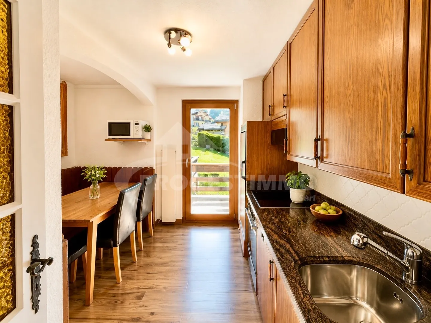 APPARTEMENT 4,5 ZIMMER MIT PANORAMABLICK ÜBER DAS TAL - Photo 3 sur 10