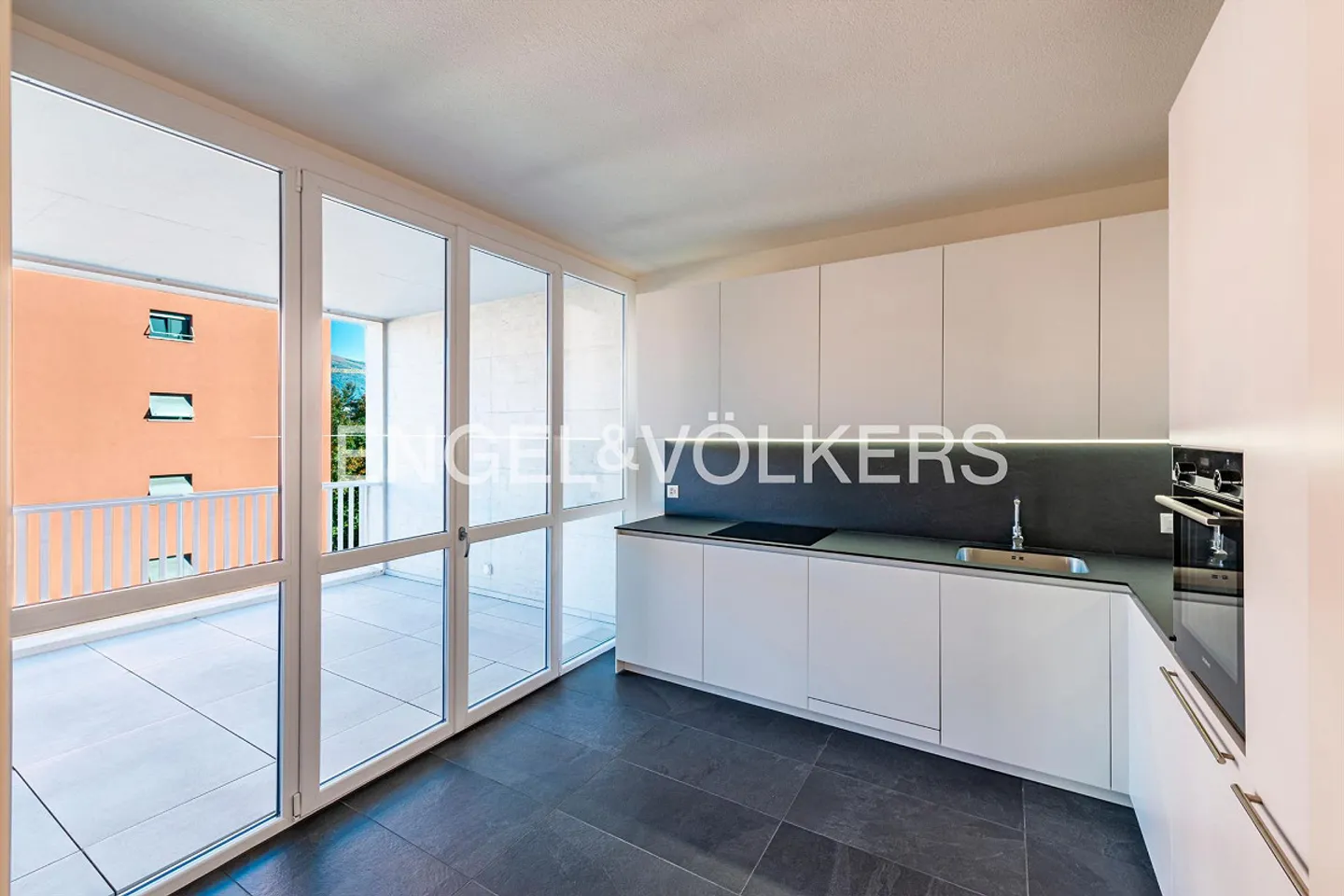 Duplex rénové, situé au centre avec des pièces lumineuses - Photo 4 sur 13