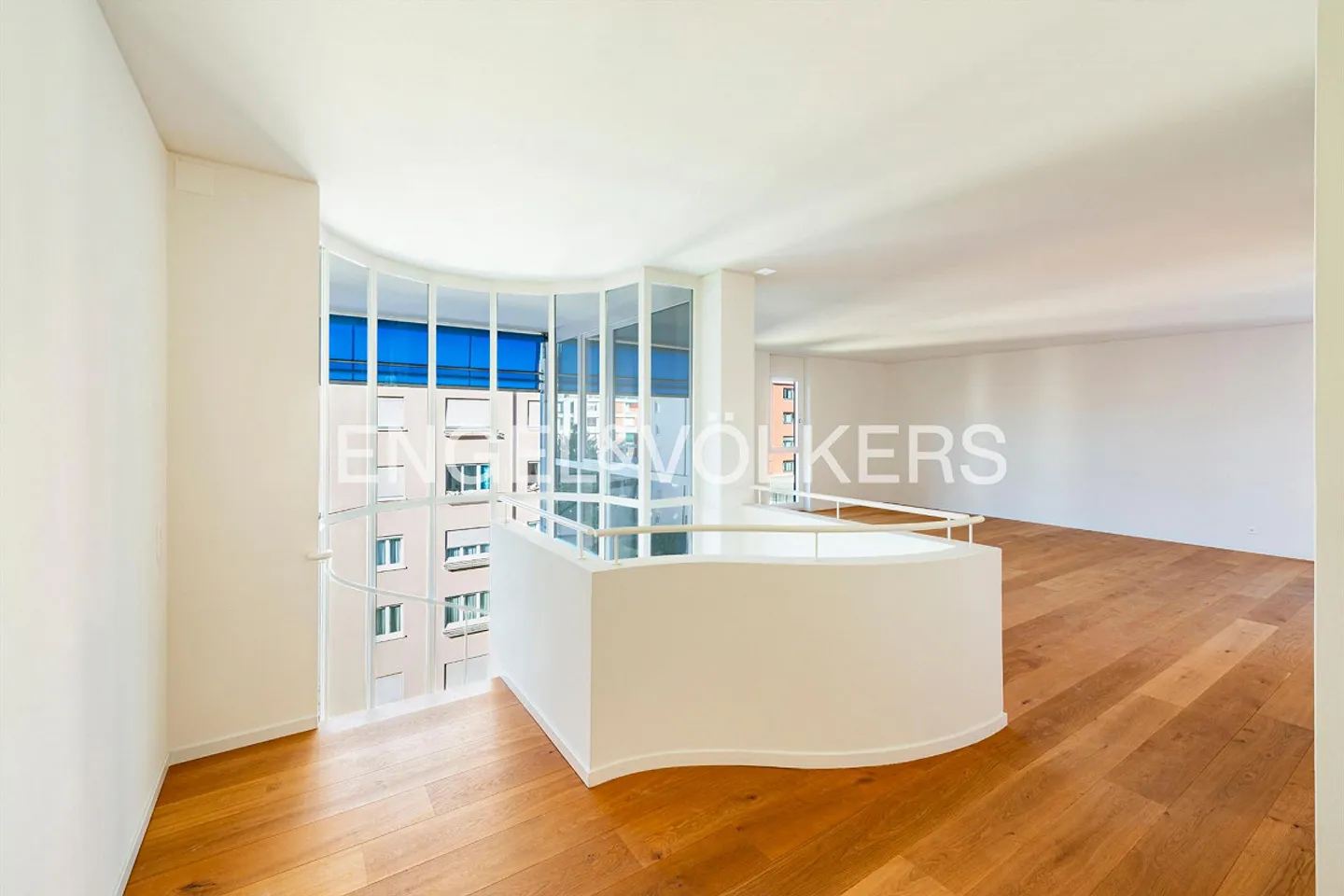 Duplex rénové, situé au centre avec des pièces lumineuses - Photo 5 sur 13