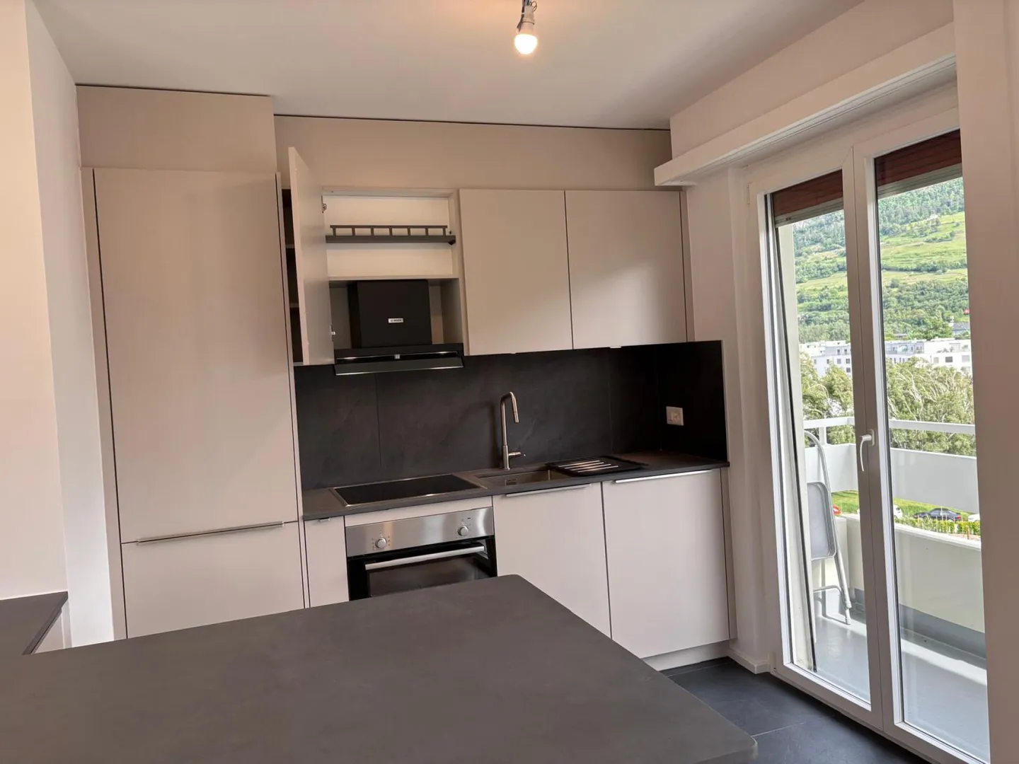 Appartement lumineux avec vue - Photo 2 sur 10