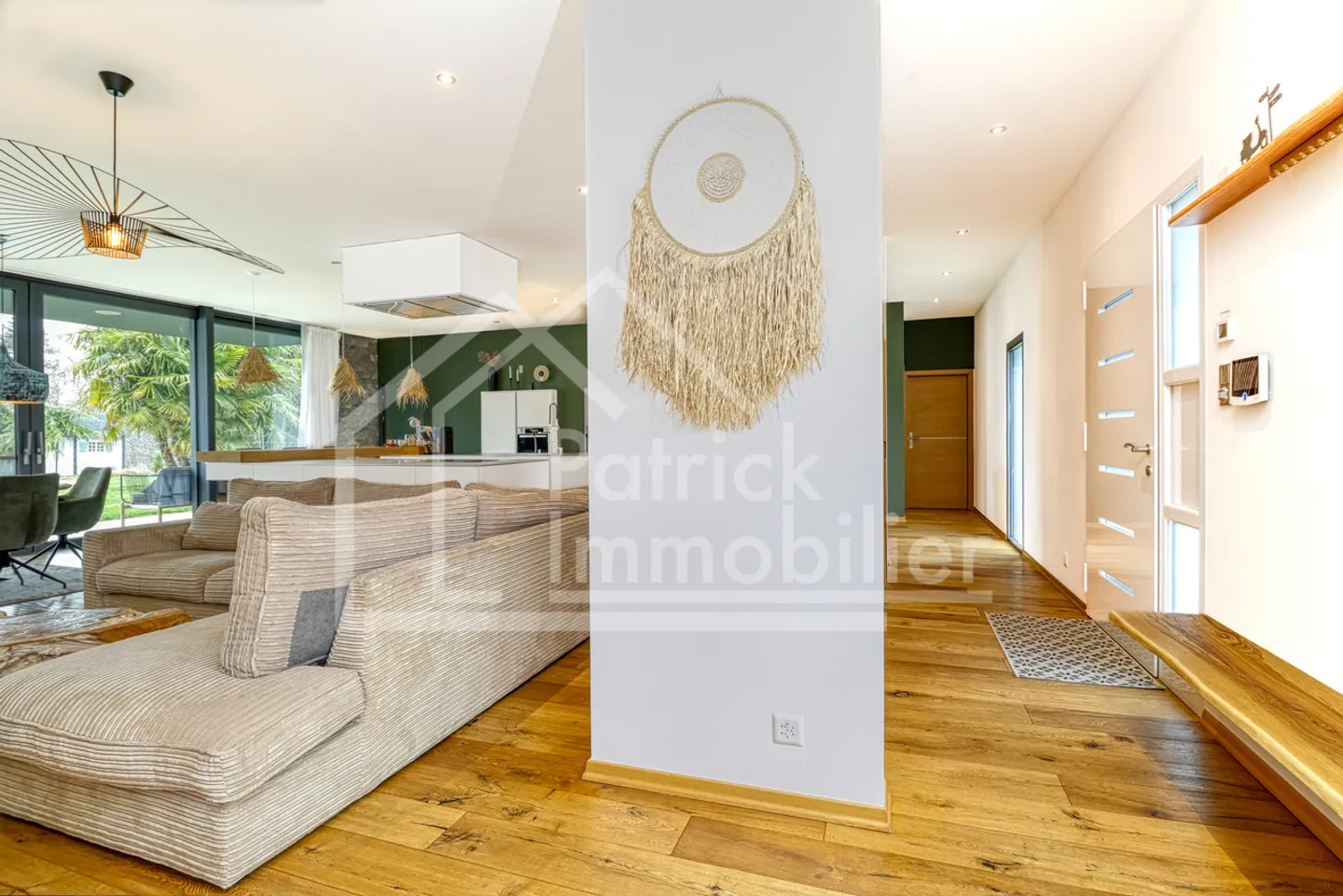 Exceptional contemporary villa with pool and spa just steps from the lake - Photo 5 of 20