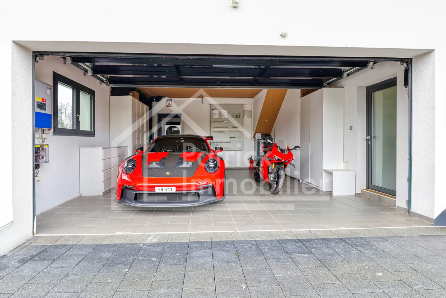 Exceptional contemporary villa with pool and spa just steps from the lake - Photo 17 of 20