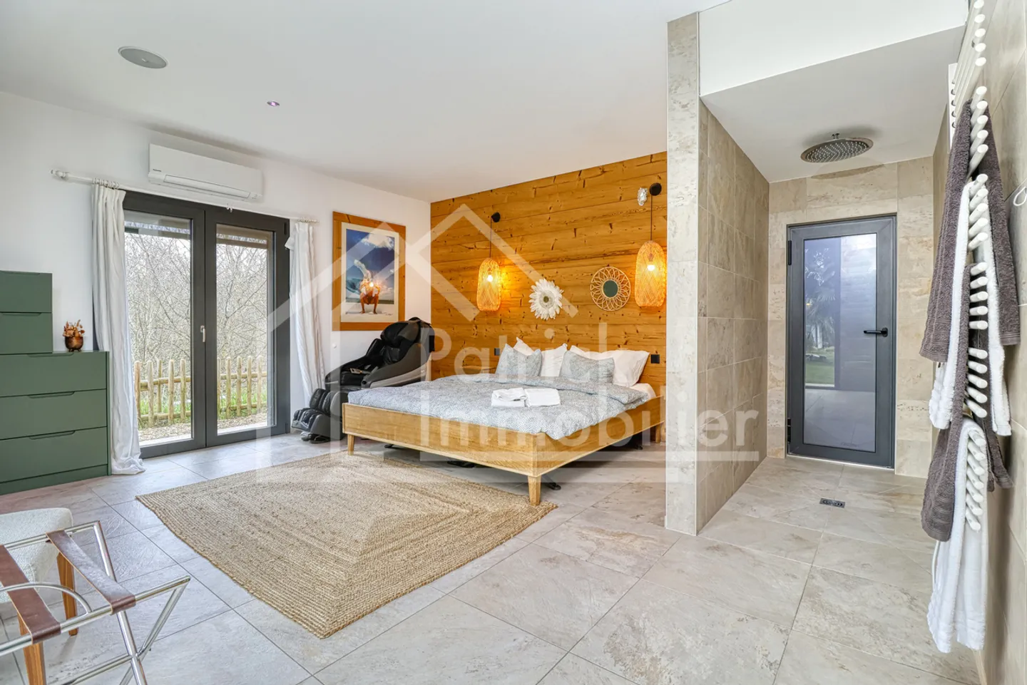 Exceptional contemporary villa with pool and spa just steps from the lake - Photo 9 of 20