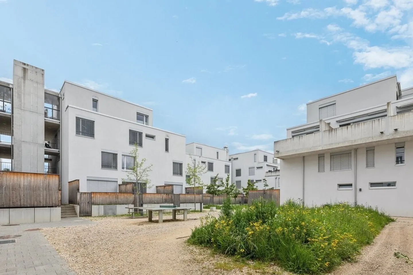 Grosszügige Wohnung mit zwei Gartensitzplätzen - Photo 1 sur 11