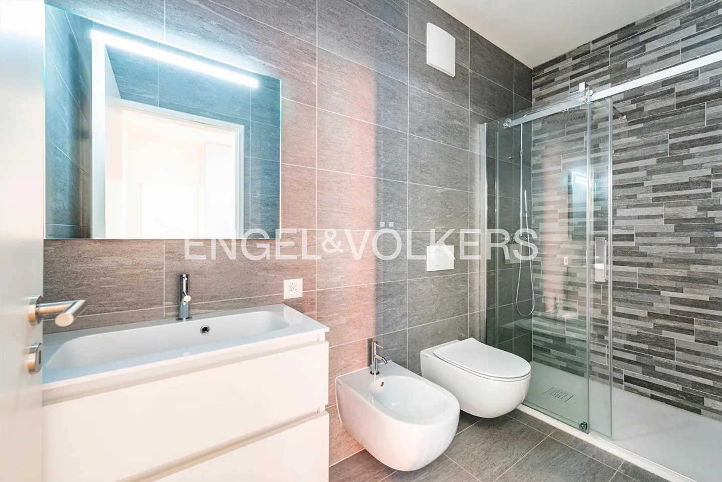 Duplex rénové, situé au centre avec des pièces lumineuses - Photo 10 sur 13