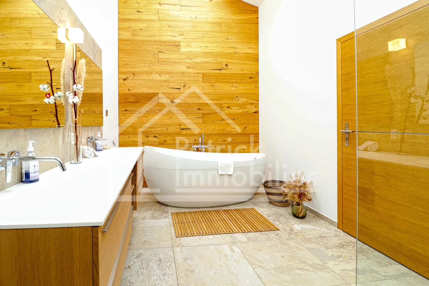 Exceptional contemporary villa with pool and spa just steps from the lake - Photo 12 of 20