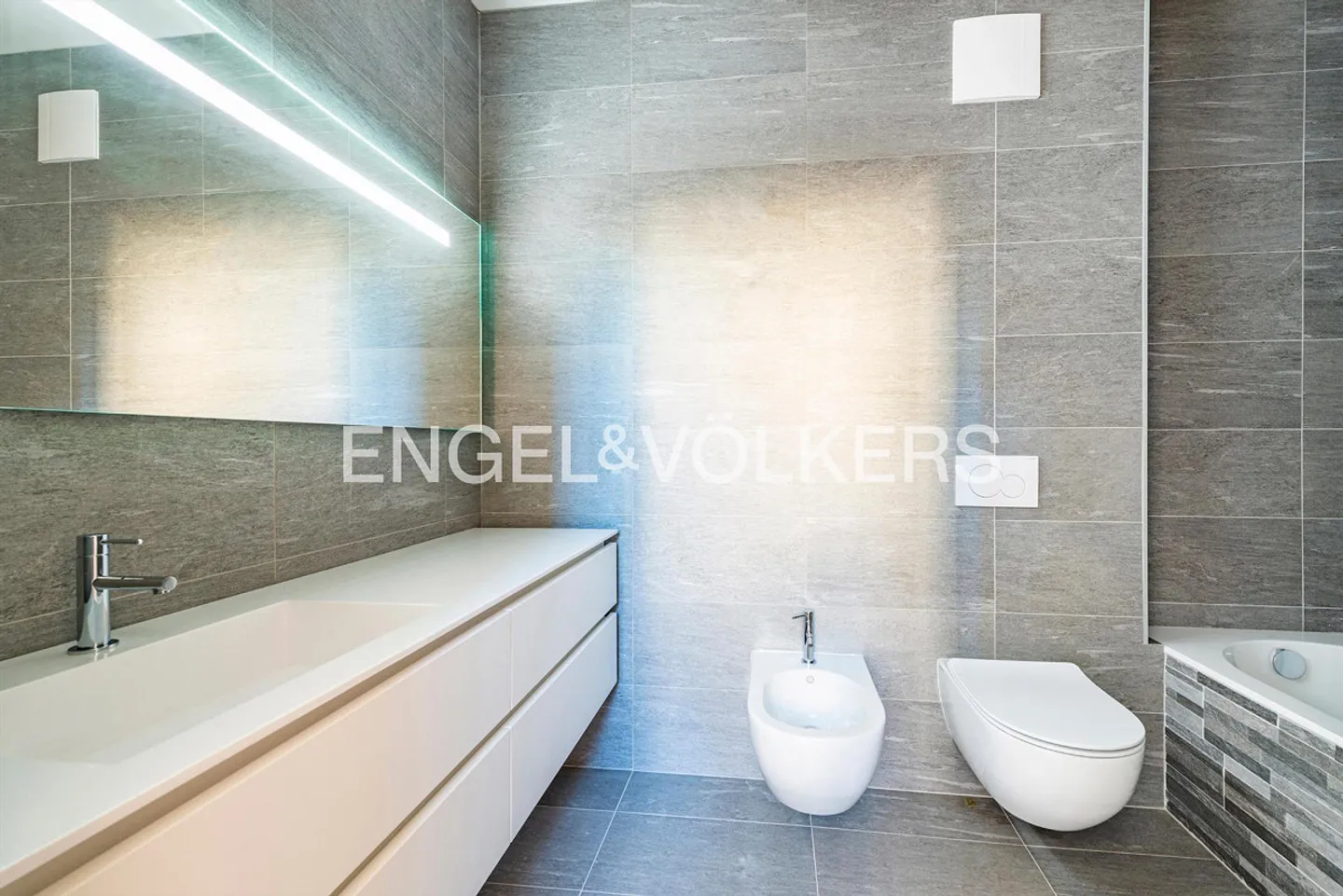 Duplex rénové, situé au centre avec des pièces lumineuses - Photo 11 sur 13