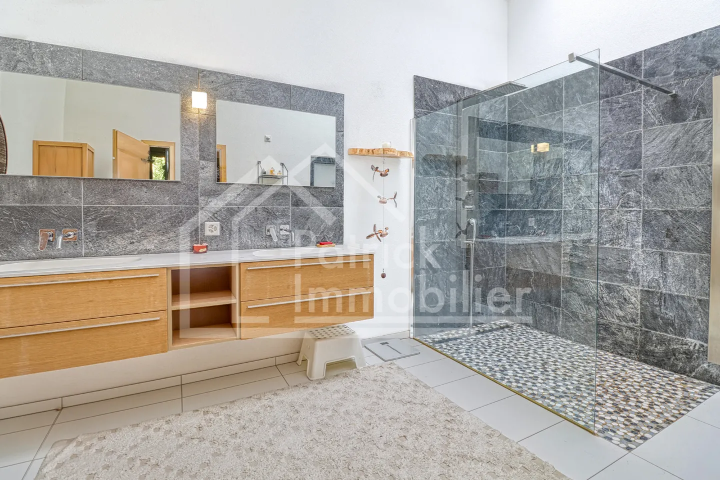 Exceptional contemporary villa with pool and spa just steps from the lake - Photo 15 of 20